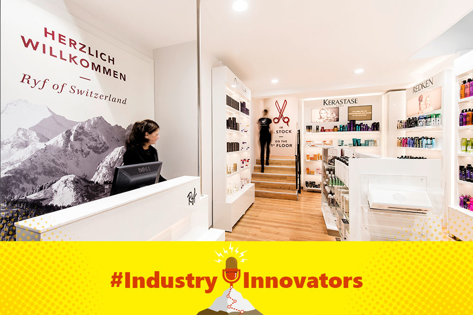 Industry Innovators Podcast Logo mit Friseursalon der Friseurkette Ryf im Hintergrund
