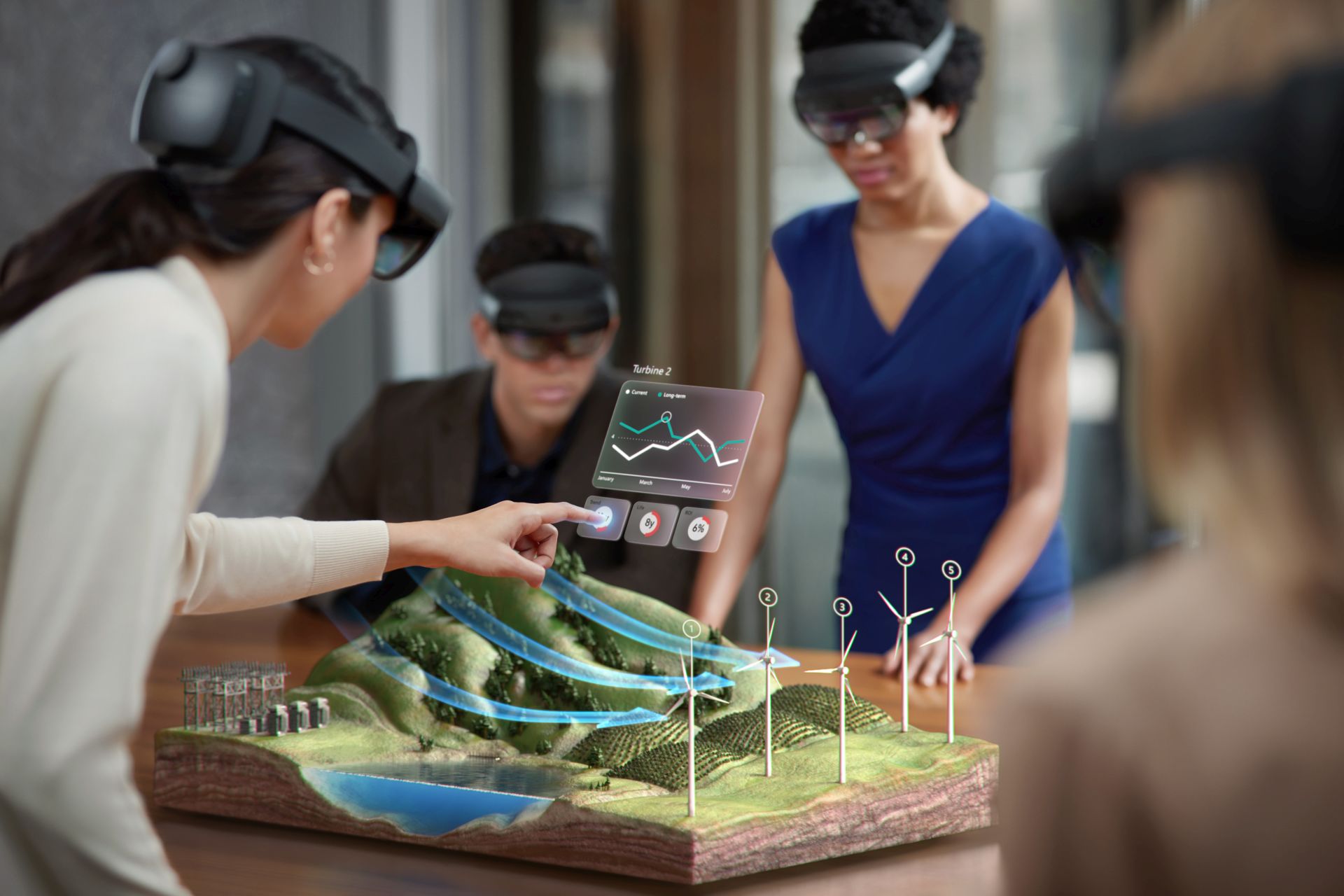 Eine Gruppe mit der HoloLens 2 steht um ein Hologramm