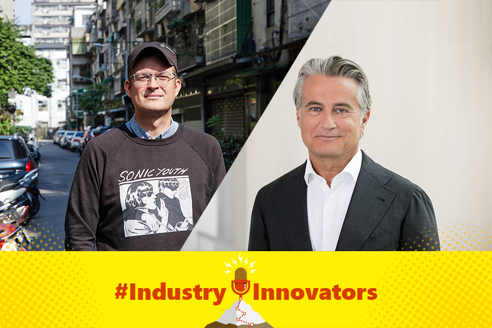 Das Bild zeigt die zwei Industry Innovators Podcast Gäste Sascha Pallenberg und Stefan André Raschke. Im Bildhintergrund sieht man Straßenverkehr