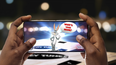 Smartphone mit virtuellem Bugs Bunny