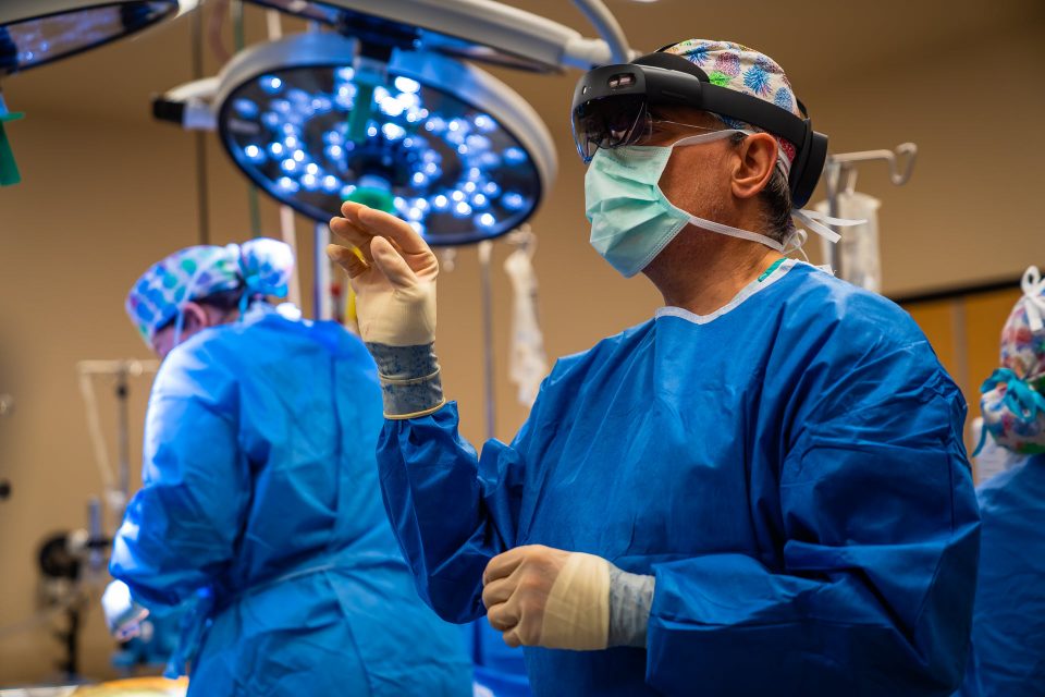 Bild von Chirurg*innen im Operationssaal mit HoloLens 2