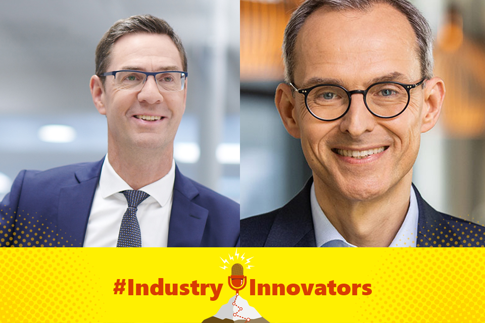 Die Gäste Alexander Britz und Thomas Fußhöller sprechen im Podcast über Nachhaltigkeit. Auf dem Bild zu sehen sind die beiden Gäste mit dem Podcast-Logo #IndustryInnovators