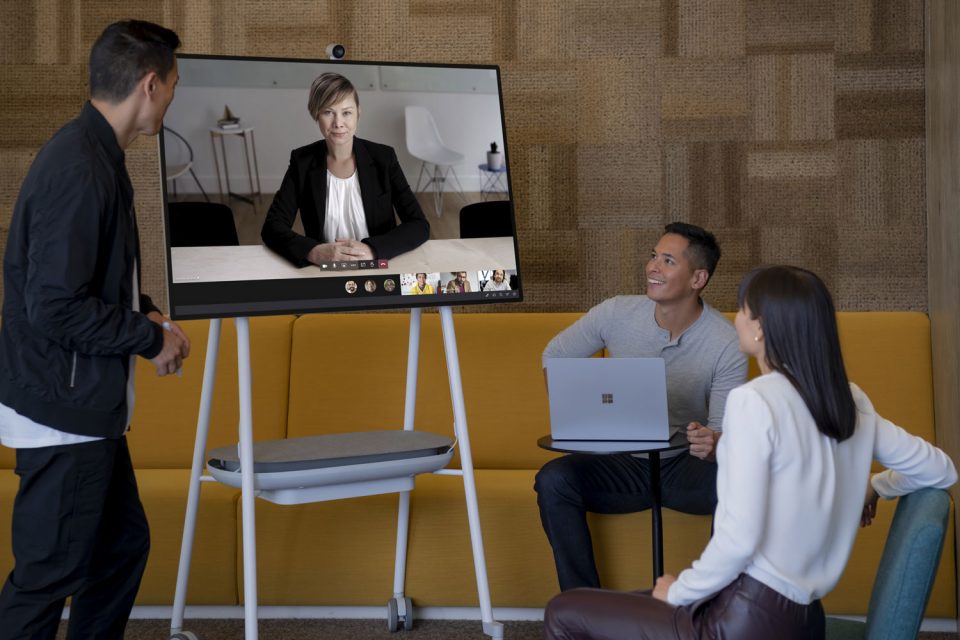 Menschen in einem Konferenzraum schauen auf einen Bildschirm Surface Hub