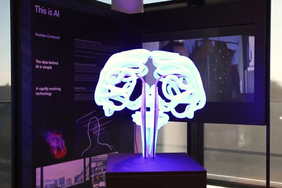 Foto von einem leuchtenden Gehirn, was KI symbolisieren soll
