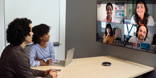 Mitarbeitende halten eine Videokonferenz ab.