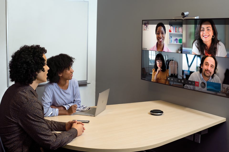 Mitarbeitende halten eine Videokonferenz ab.