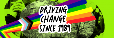 Eine gründe Grafik mit einer bunten Flagge, darüber in Schwarz die Schrift "Driving Change Since 1989"