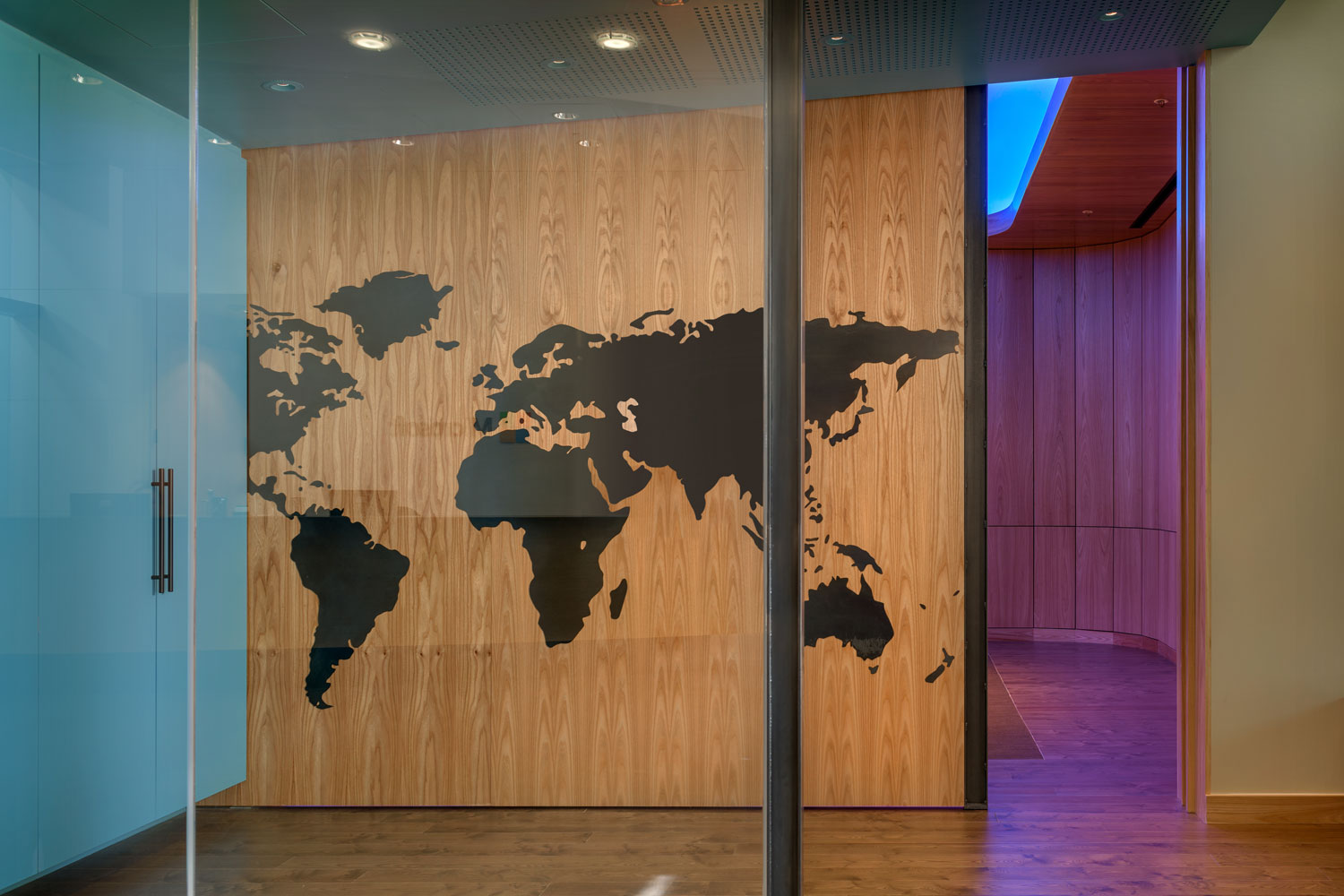 Zu sehen ist eine Wand in einem Büro. Darauf ist die Weltkarte abgebildet.