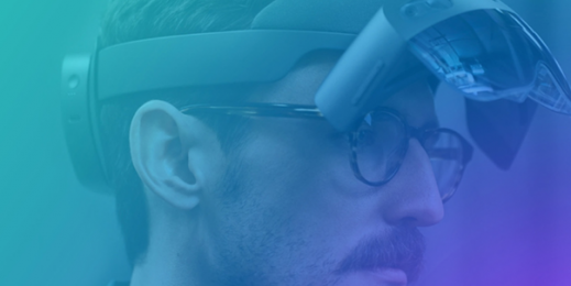 Mann mit HoloLens2 blickt zur Seite