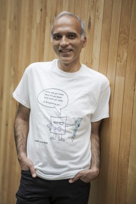Sumit Gulwani mit einem T-Shirt zu IntelliCode Suggestions