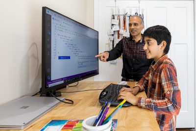 Sumit Gulwani und sein Sohn Sumay beim Programmieren