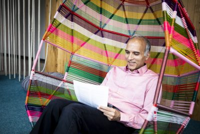 Sumit Gulwani, der in einem farbenfrohen Schaukelstuhl sitzt
