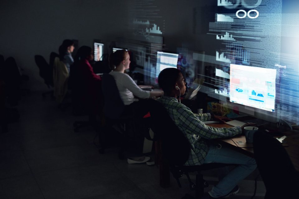 Studierende lernen an PCs zum Thema Cybersicherheit