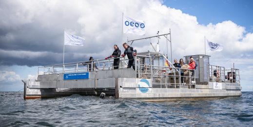 Das Bild zeigt Mitglieder des OEOO im Einsatz auf einem Boot im Meer.