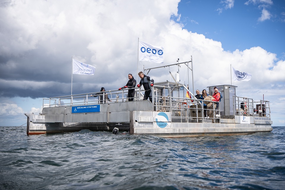 Das Bild zeigt Mitglieder des OEOO im Einsatz auf einem Boot im Meer.