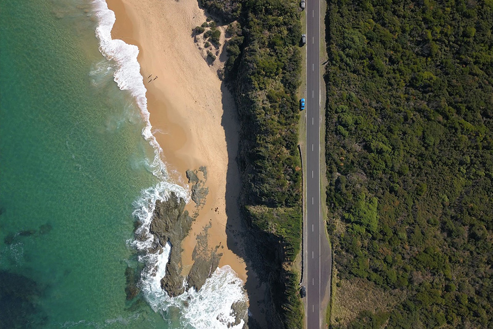 Luftaufnahme vom Strand und Meer
