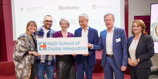 Sechs Personen stehen in einer Reihe und halten ein Schild mit dem Logo der REDI School of Digital Integration in den Händen.