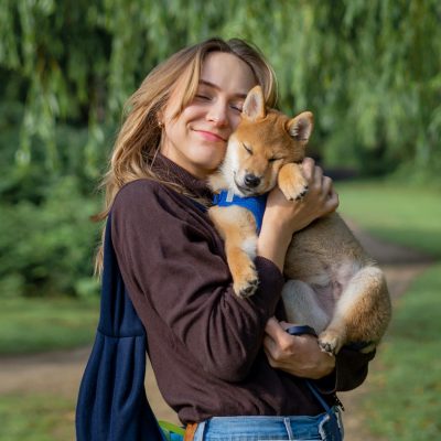 Tabea Sickert hält ihren Hund Manni auf dem Arm