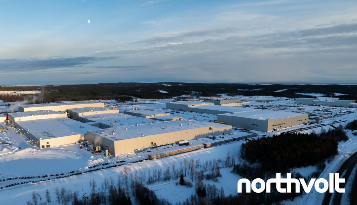 Vogelperspektive einer verschneiten Northvolt-Fabrik