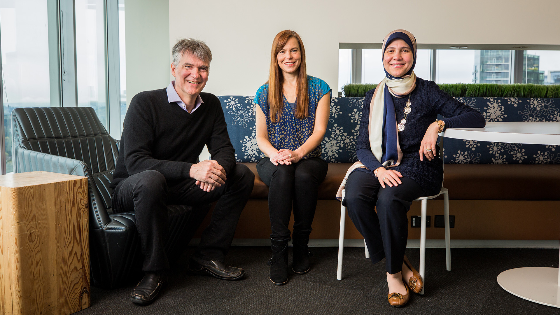Los investigadores de Microsoft Patrice Simard, Alicia Edelman Pelton y Riham Mansour (de izquierda a derecha) trabajan para infundir enseñanza automática en los productos de Microsoft. Foto por Dan DeLong para Microsoft.