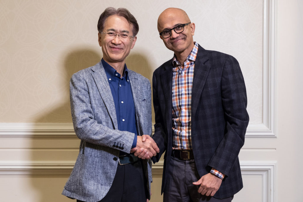 Kenichiro Yoshida, presidente y CEO de Sony Corporation (izquierda), y Satya Nadella, CEO de Microsoft