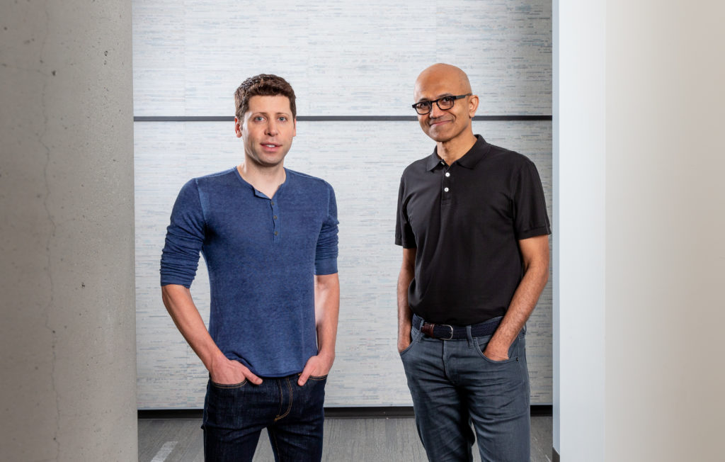 Sam Altman, CEO de OpenAI (izquierda), y el CEO de Microsoft, Satya Nadella