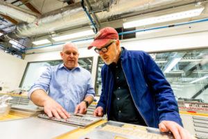 Adam Savage (derecho) con John Haley en el Centro Avanzado para Prototipos de Microsoft en Redmond, Washington.