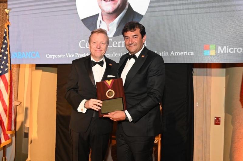 César Cernuda recibe Premio Ponce de Léon
