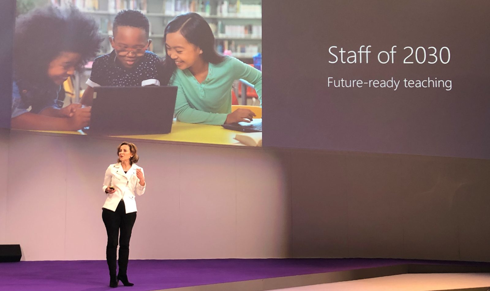 Barbara Holzapfel, gerente general de mercadotecnia para la educación en Microsoft, habla en el escenario de BETT