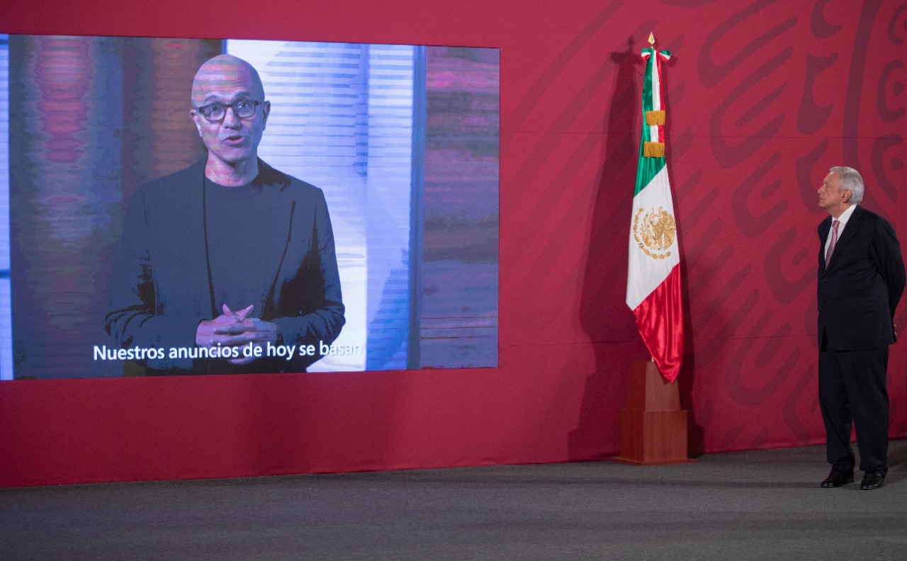 De izquierda a derecha: Mensaje en video de Satya Nadella, CEO de Microsoft, anunciando plan de inversión en México; Presidente de México Andrés Manuel Lopez Obrador