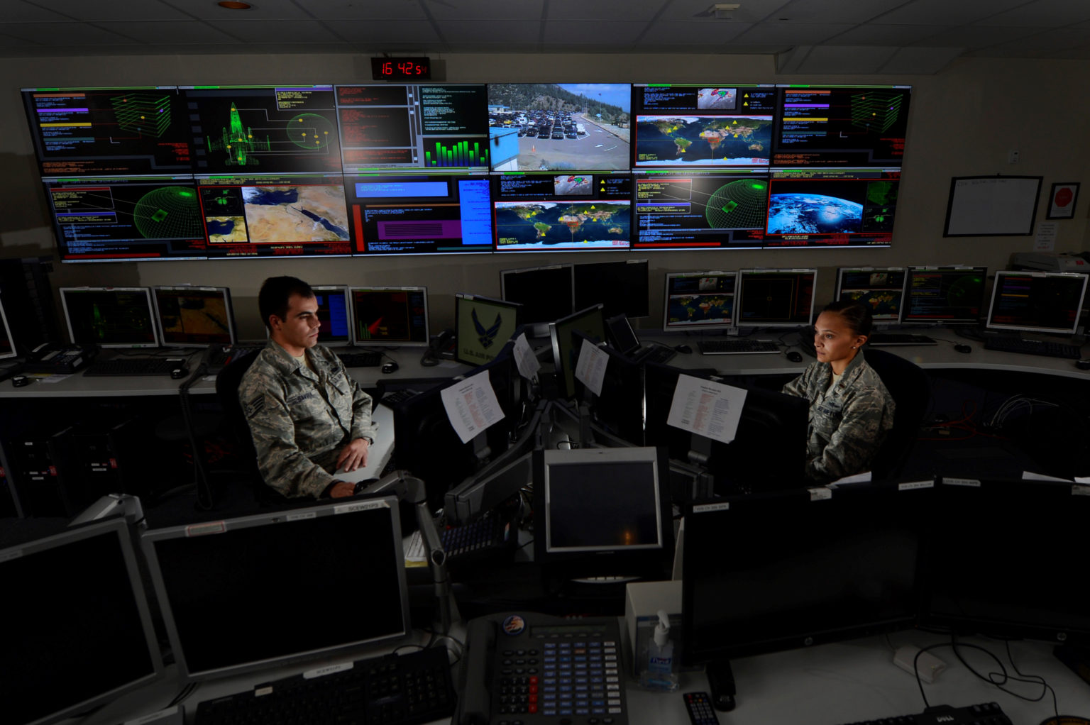 Personal de la Fuerza Aérea de Estados Unidos en una sala de cómputo