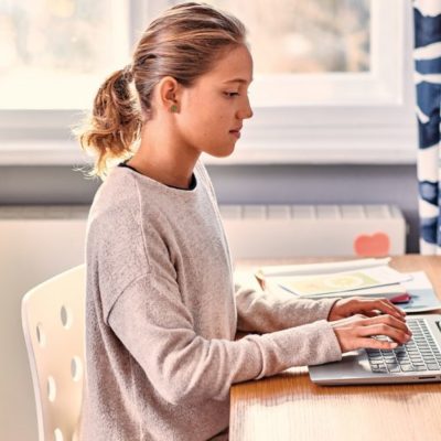 Mujer frente a una laptop