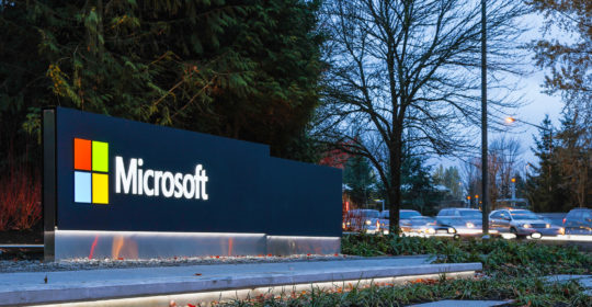 Logo de Microsoft en el campus de Redmond, Washington