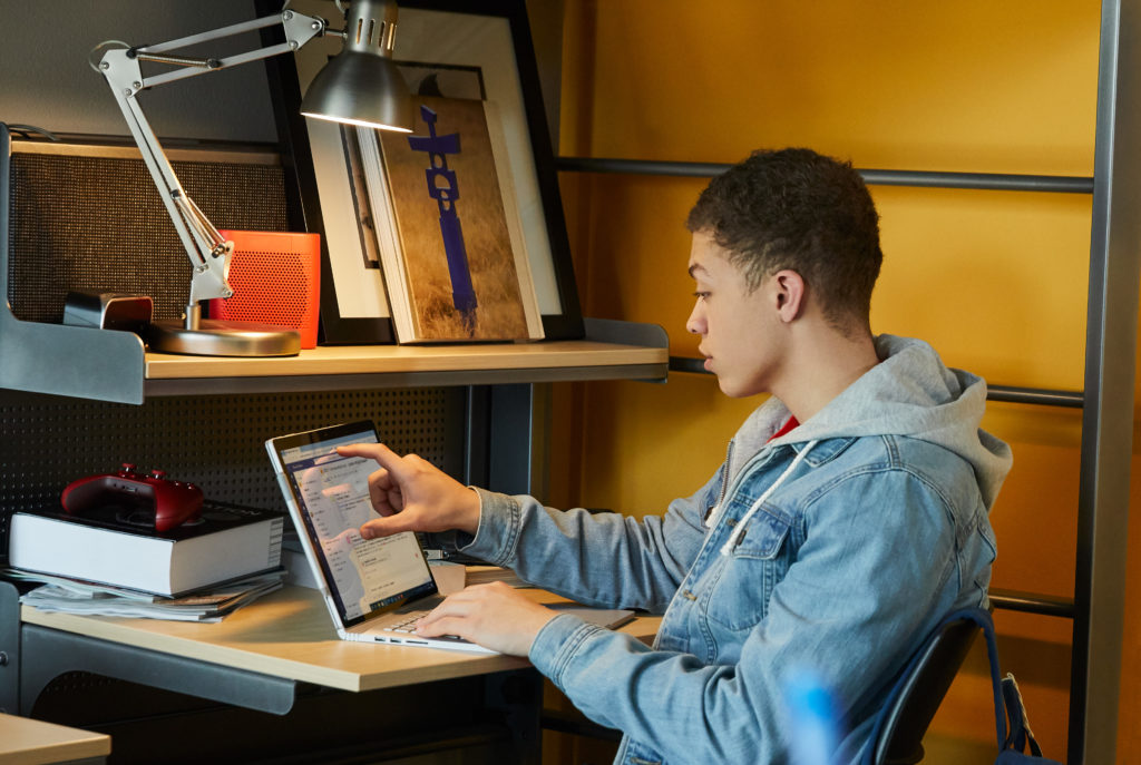 Estudiante frente a una laptop