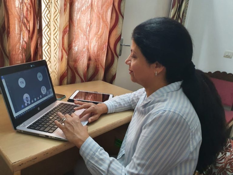 Una mujer trabaja en una laptop en su casa