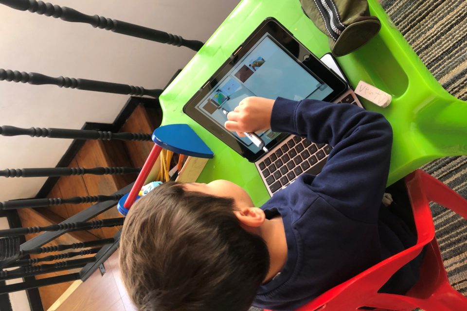 Estudiante trabaja en una computadora táctil