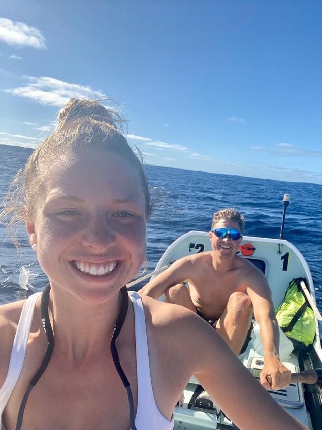 Anna McLean se toma una selfie mientras ella y su hermano Cam reman a través del Atlántico.
