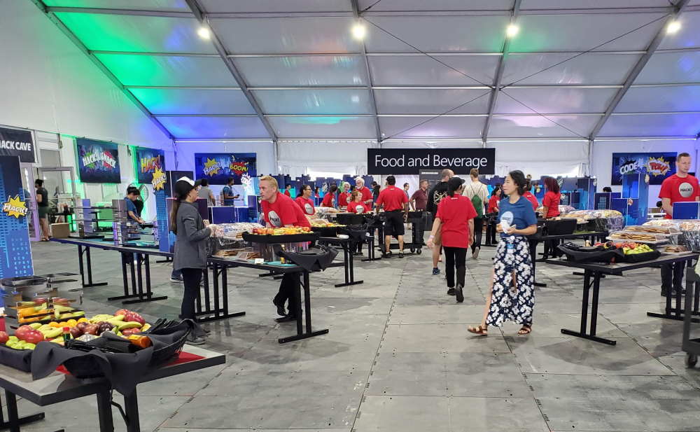 Área de alimentos y bebidas en el Hackathon 2019