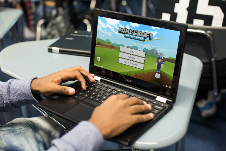 Un estudiante juega Minecraft: Education Edition en una Chromebook