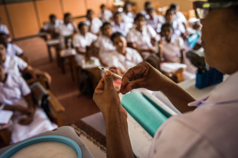 Foto que muestra a un grupo de enfermeras que asisten a un programa de entrenamiento en una clínica de Sri Lanka.