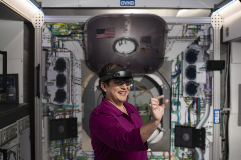 Shelley Peterson, investigadora principal de realidad aumentada y mixta en Lockheed Martin, prueba HoloLens 2 para ensamblar la nave Orión de la NASA (Rachel Woolf Photography)