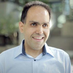 Saqib Shaikh de pie en la recepción de las oficinas de Microsoft
