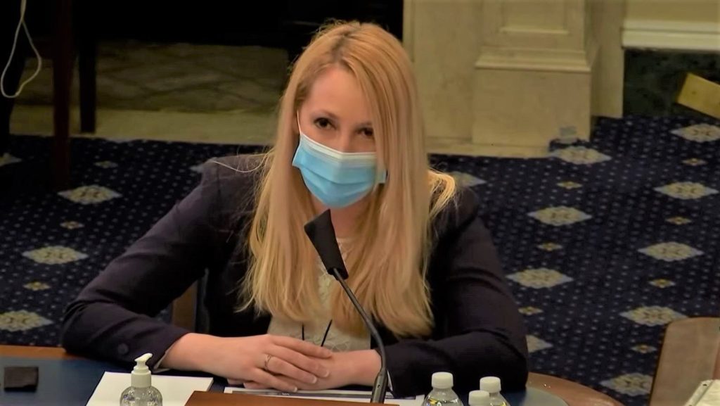 La doctora Jennifer MacDonald, con cubrebocas, testifica frente al Congreso a nombre de VA.