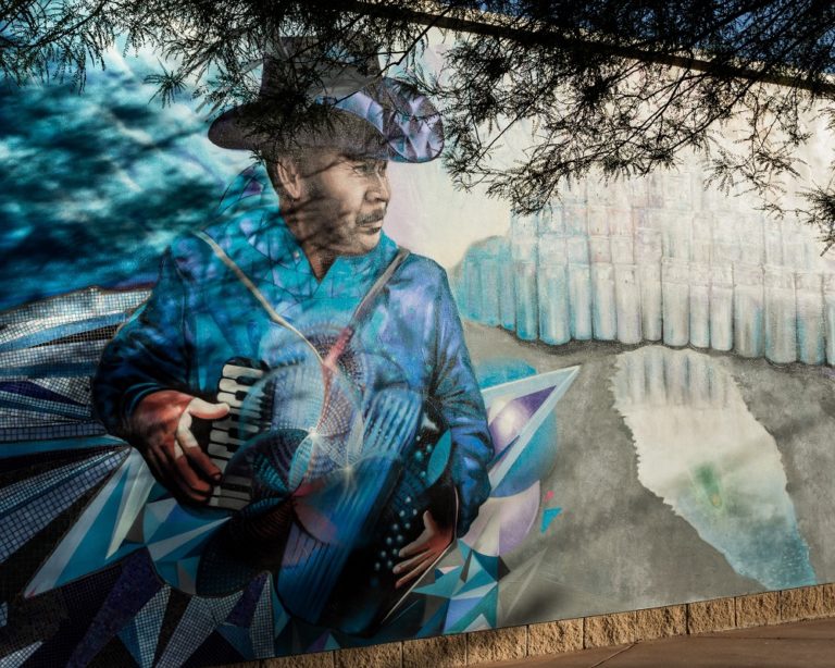 Mural de un hombre con un acordeon