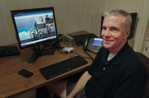 Un hombre sentado frente a su computadora