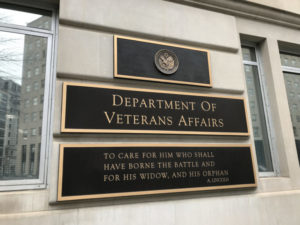 Un letrero del Departamento de Asuntos de Veteranos fuera de un edificio en Washington, D.C.