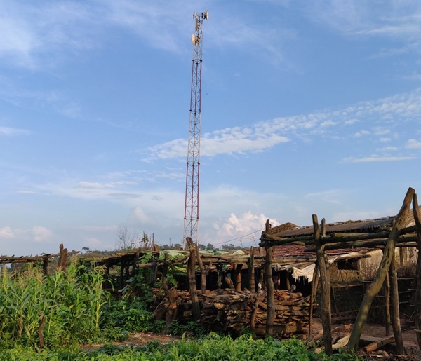 Foto de una torre de telecomunicaciones en un campo