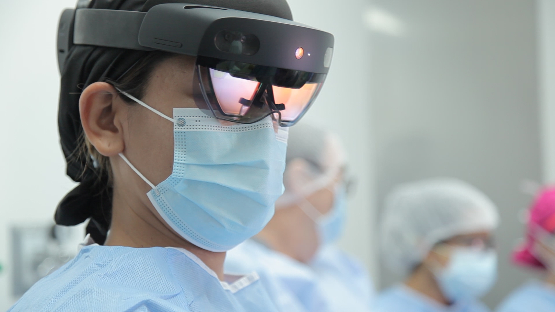 Doctora utiliza HoloLens 2 durante una cirugía