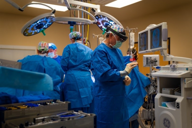 Médicos durante una cirugía realizada a través de HoloLens 2
