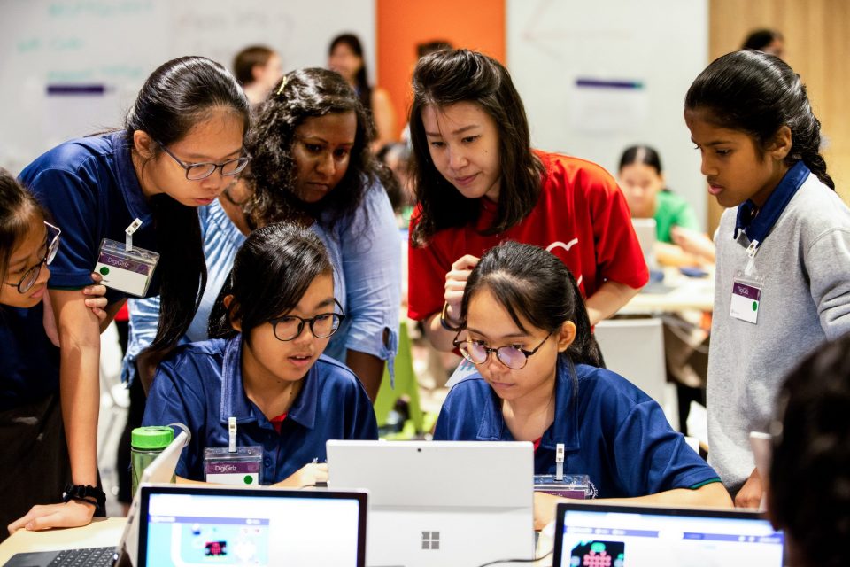 Grupo de niñas frente a una computadora